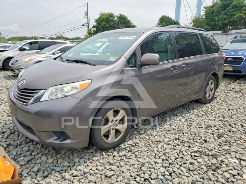 2015 Toyota SIENNA photo