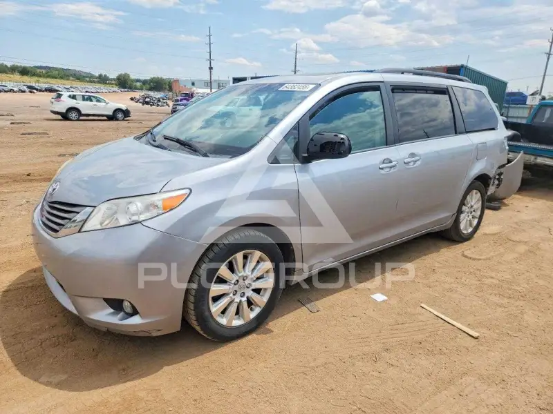 2015 Toyota SIENNA photo