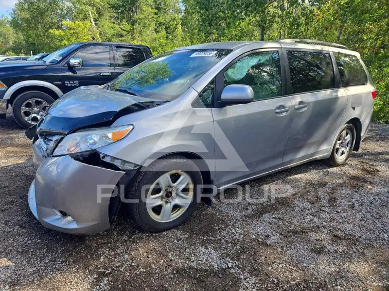 2015 Toyota SIENNA photo