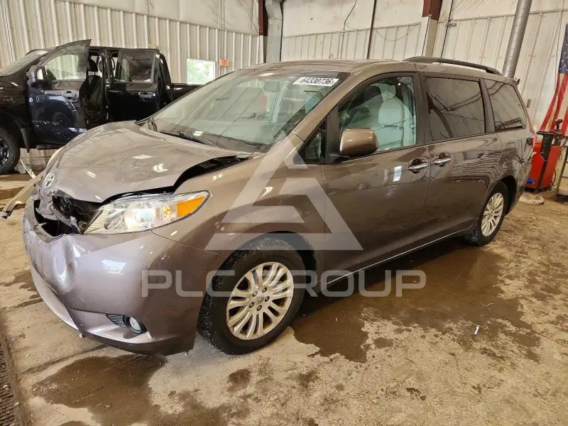 2015 Toyota SIENNA photo