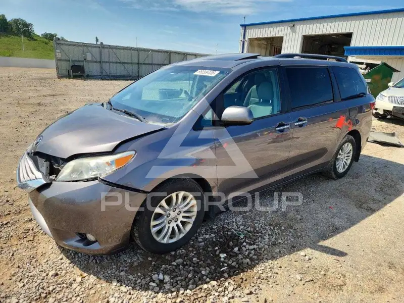 2015 Toyota SIENNA photo