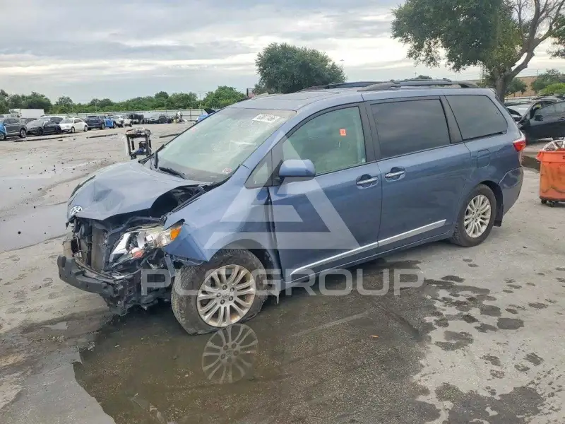 2015 Toyota SIENNA photo