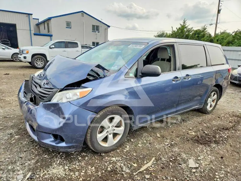 2015 Toyota SIENNA photo