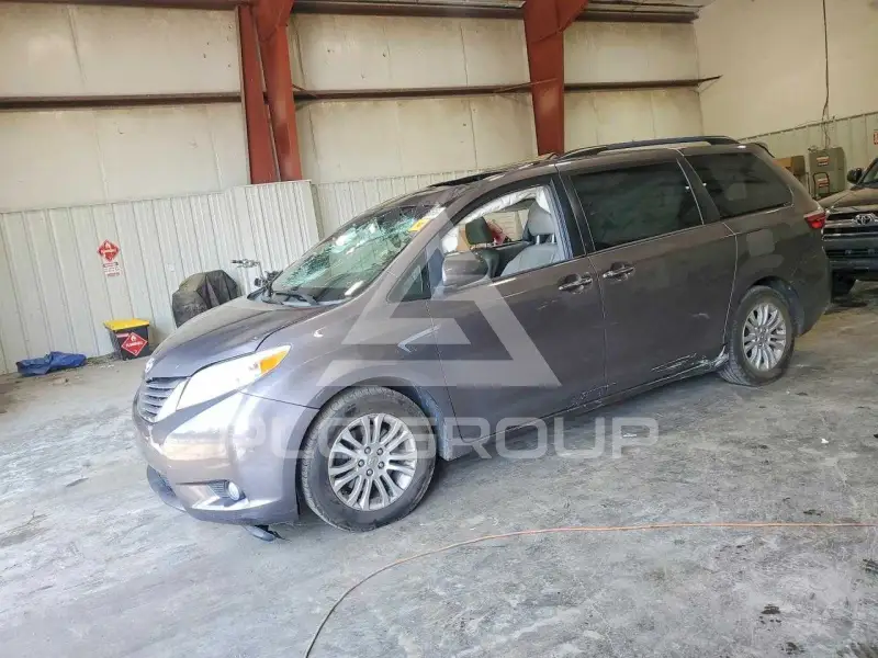 2015 Toyota SIENNA photo
