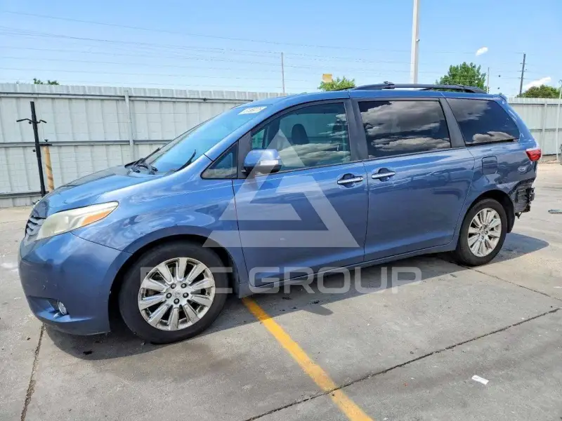 2015 Toyota SIENNA photo