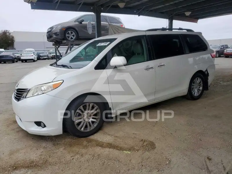2015 Toyota SIENNA photo