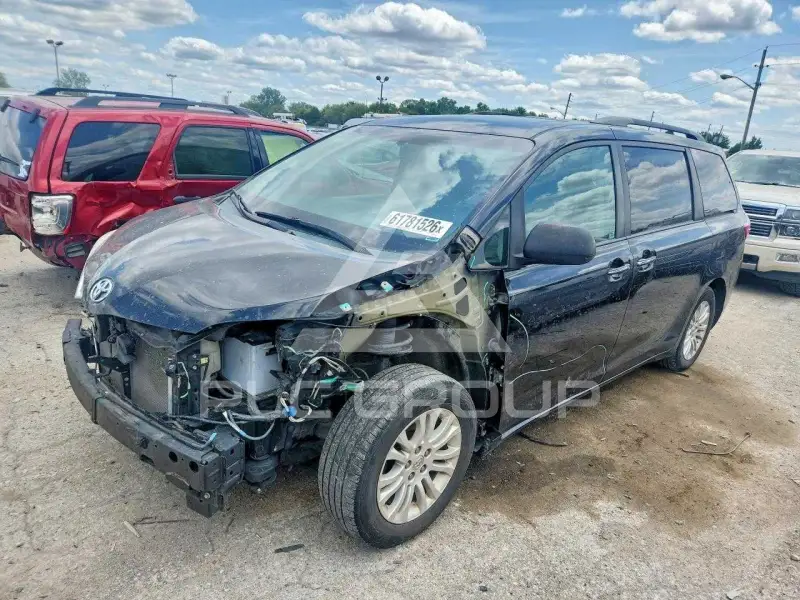2015 Toyota SIENNA photo