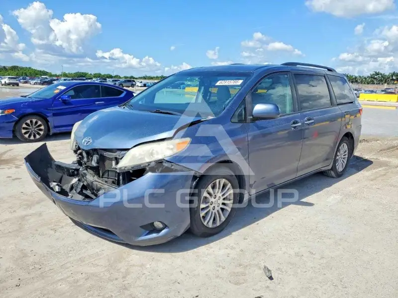 2015 Toyota SIENNA photo