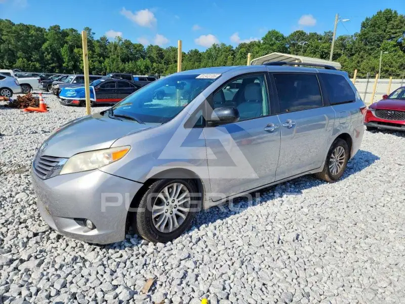 2015 Toyota SIENNA photo