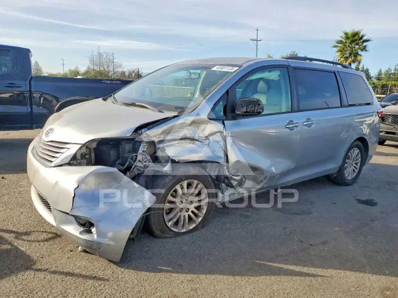 2015 Toyota SIENNA photo