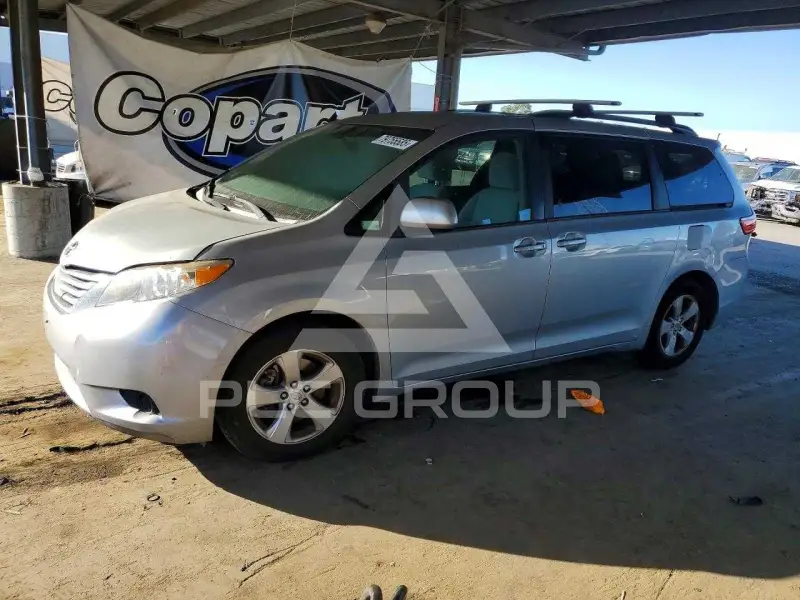 2015 Toyota SIENNA фото