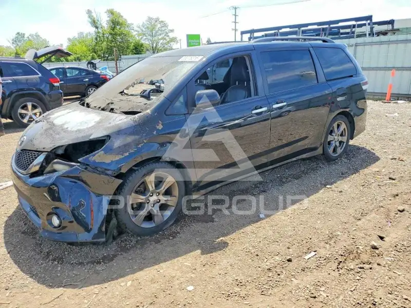2015 Toyota SIENNA photo