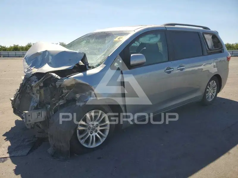 2015 Toyota SIENNA photo