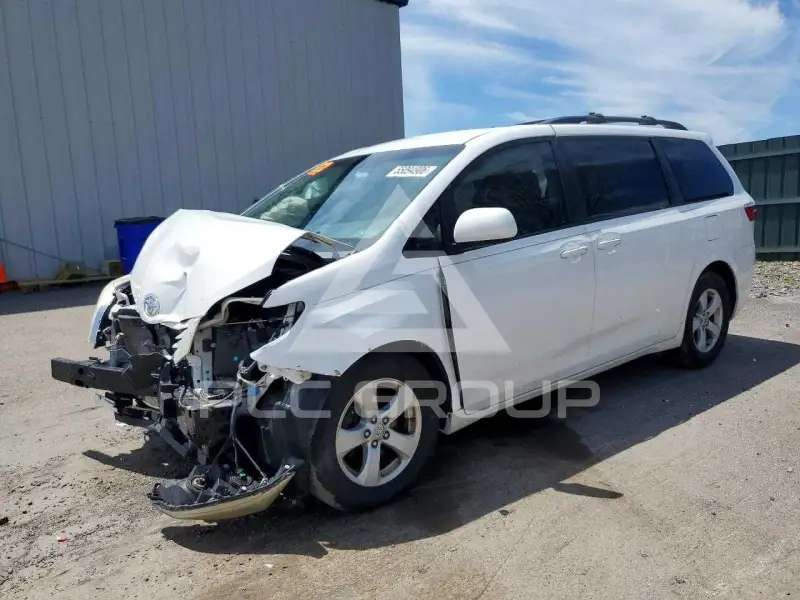 2015 Toyota SIENNA photo
