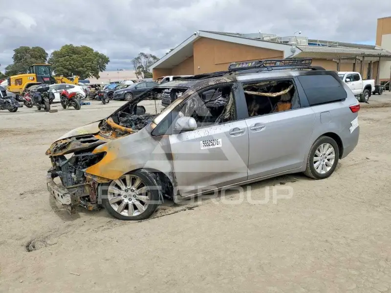 2015 Toyota SIENNA photo