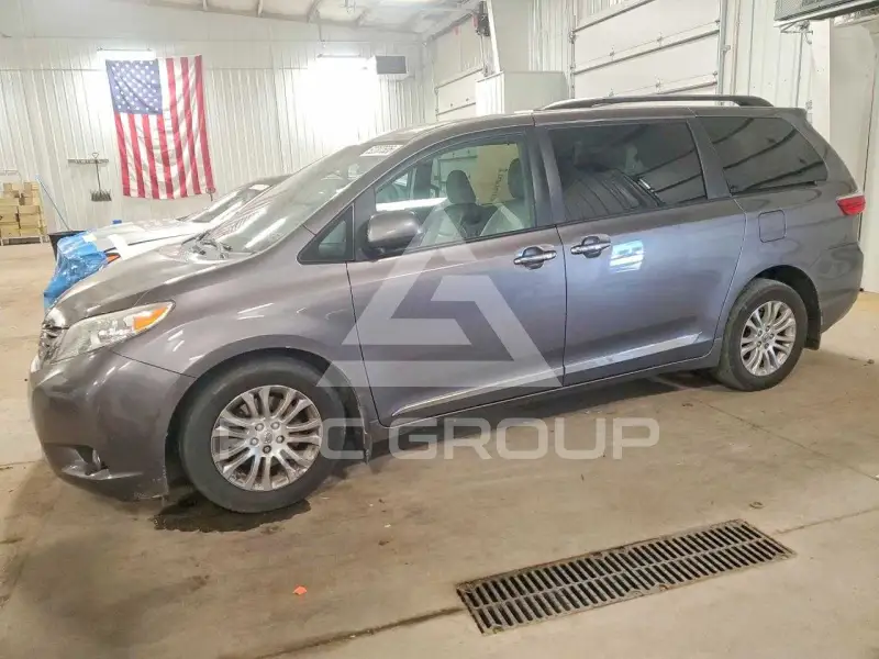 2015 Toyota SIENNA фото