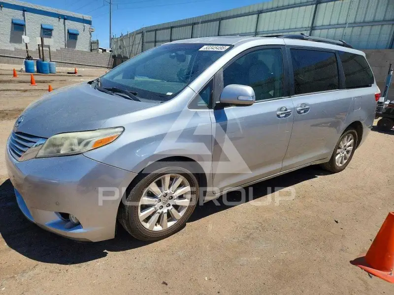 2015 Toyota SIENNA photo