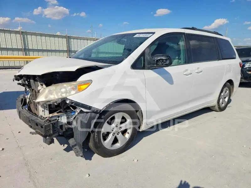 2015 Toyota SIENNA photo