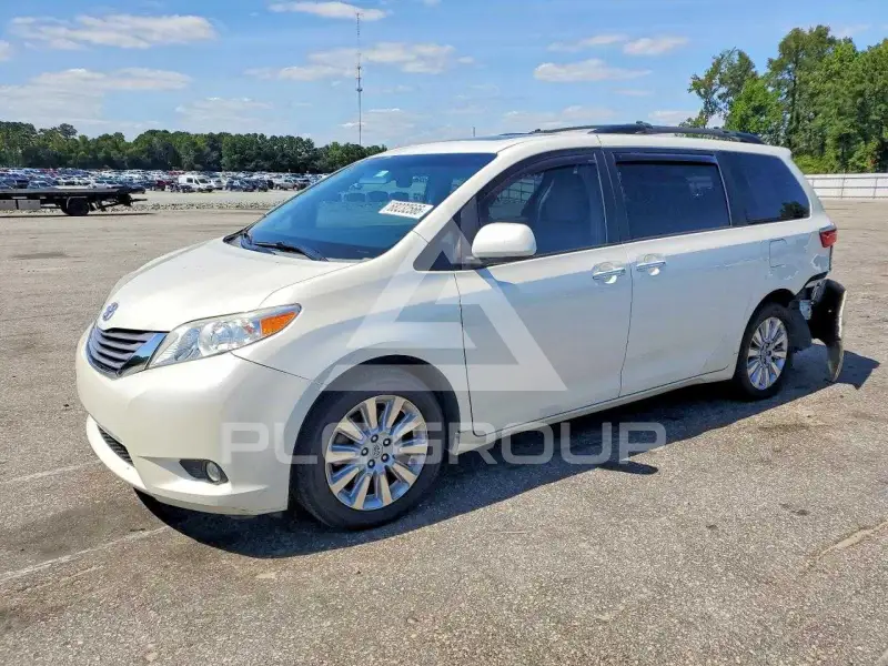 2015 Toyota SIENNA photo