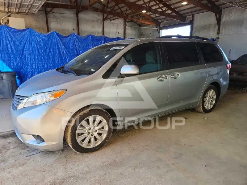 2015 Toyota SIENNA фото