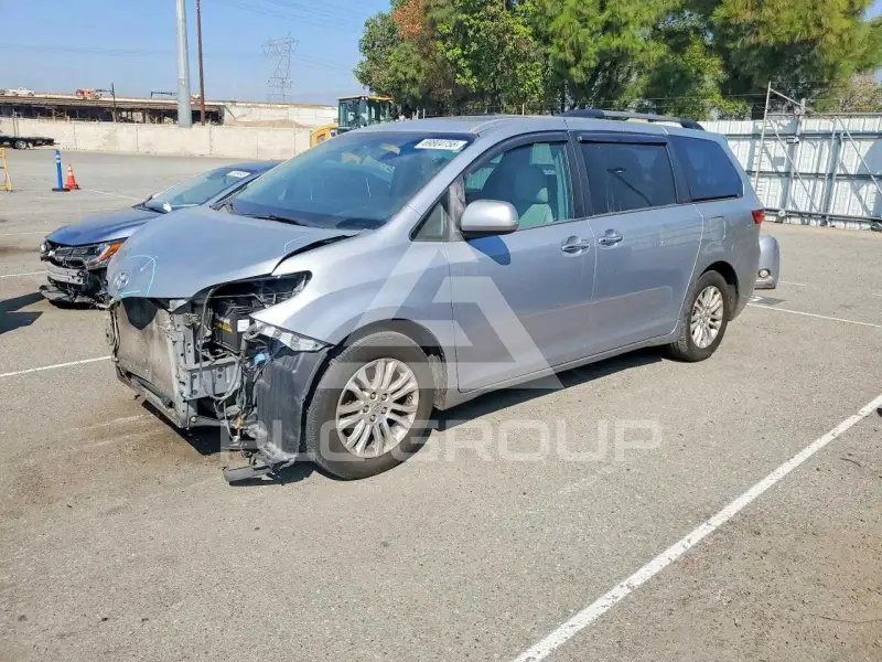 2015 Toyota SIENNA photo
