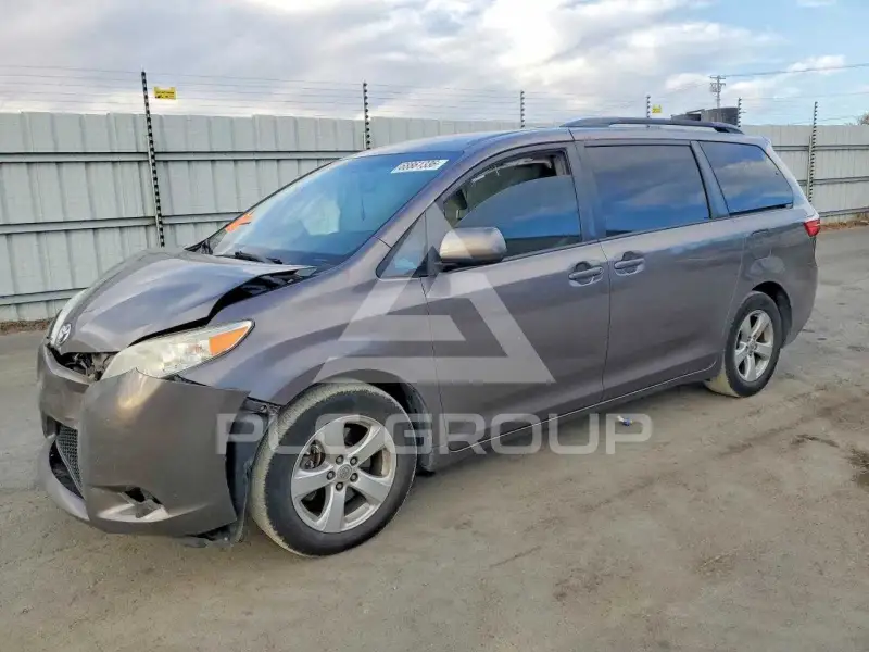 2015 Toyota SIENNA photo