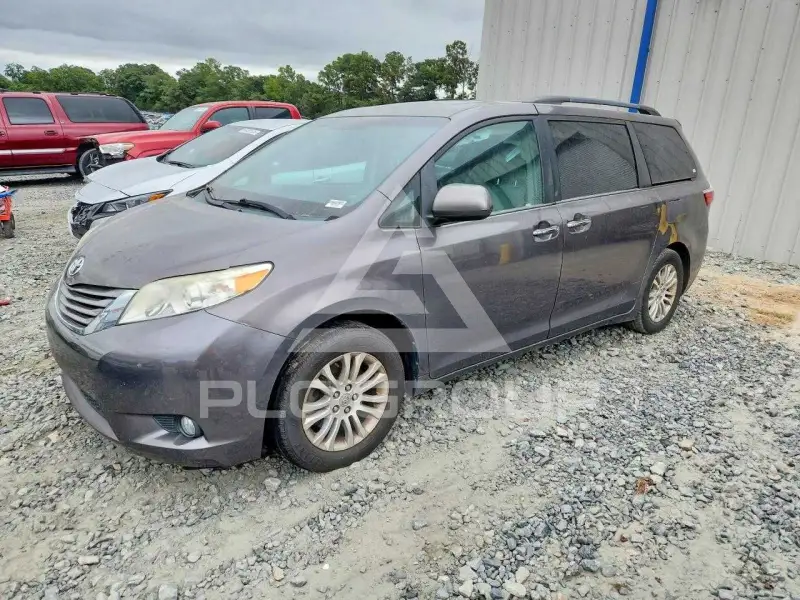 2015 Toyota SIENNA photo