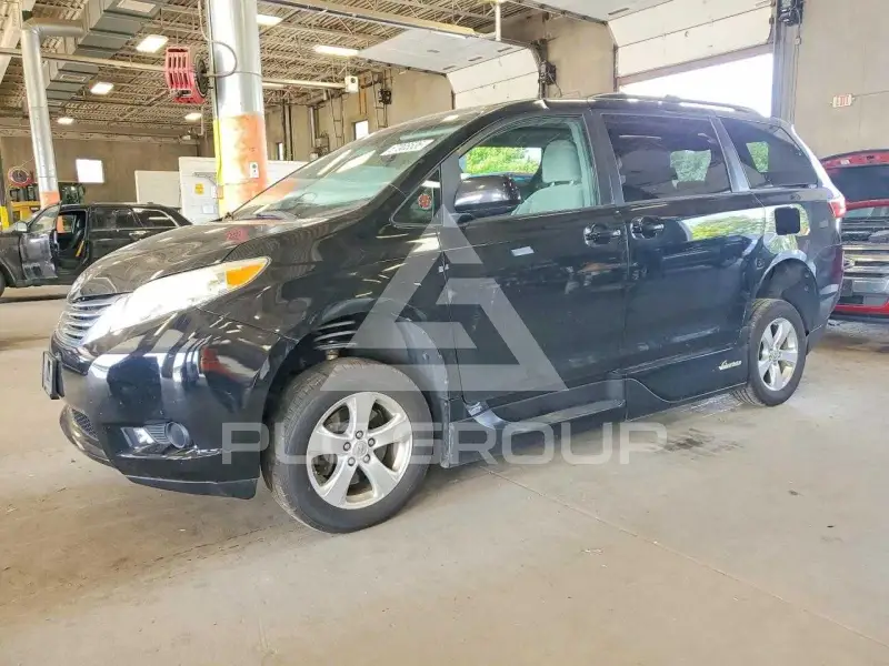 2015 Toyota SIENNA фото