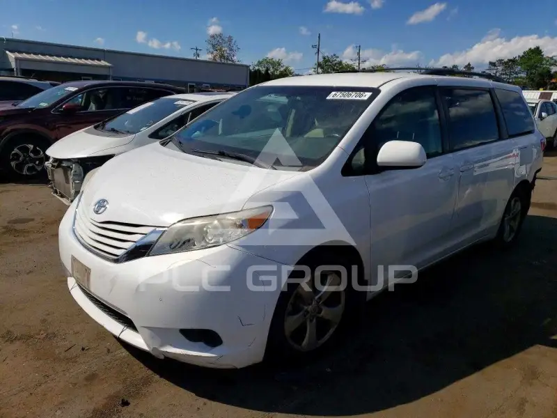 2015 Toyota SIENNA photo