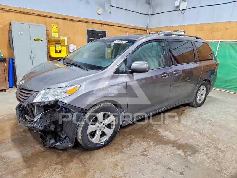2015 Toyota SIENNA photo