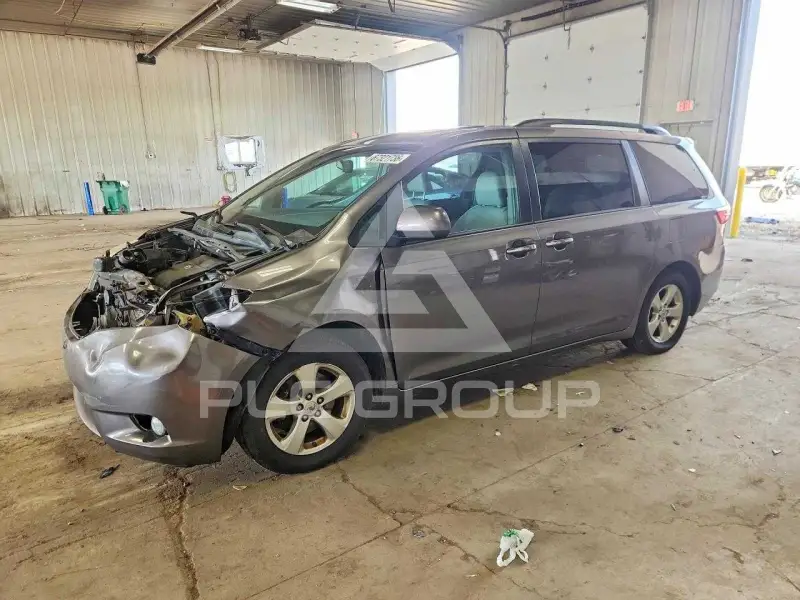 2015 Toyota SIENNA photo