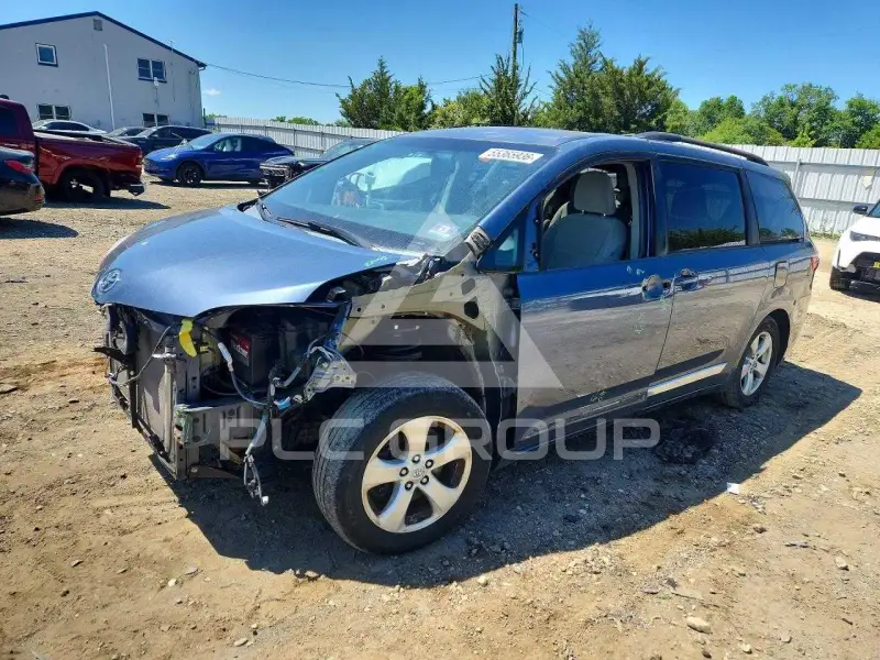 2015 Toyota SIENNA photo