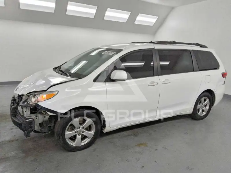 2015 Toyota SIENNA photo