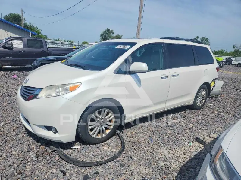 2015 Toyota SIENNA photo