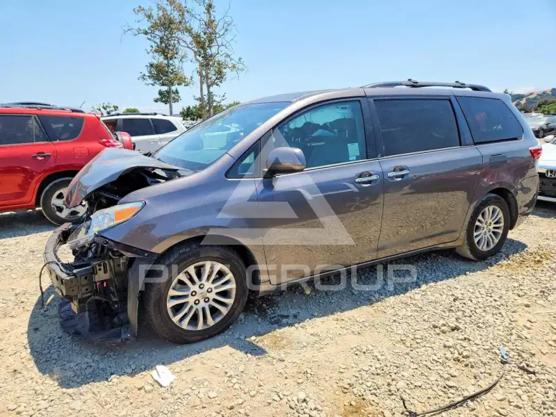 2015 Toyota SIENNA photo