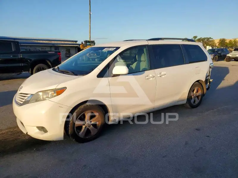 2015 Toyota SIENNA photo