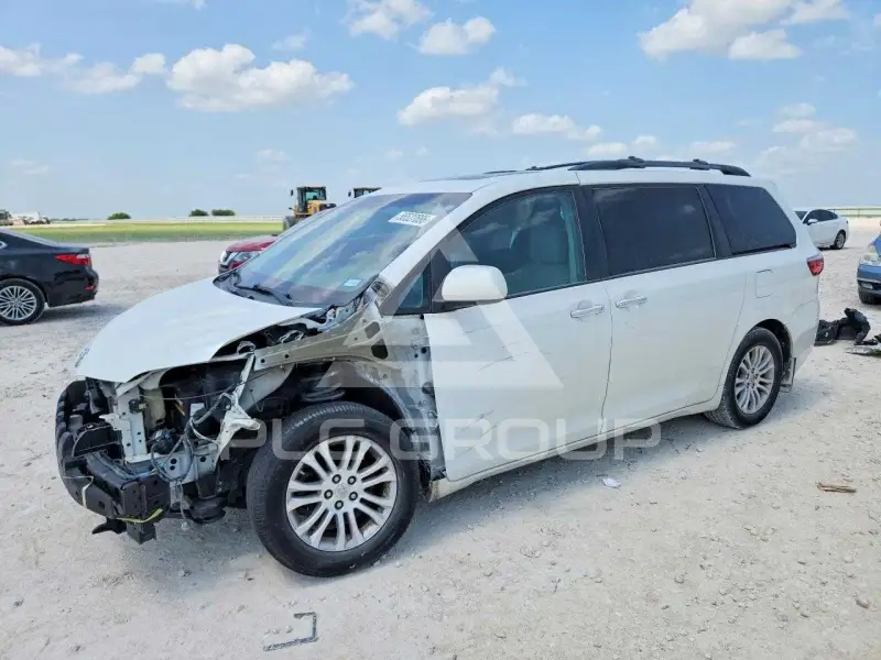 2015 Toyota SIENNA photo