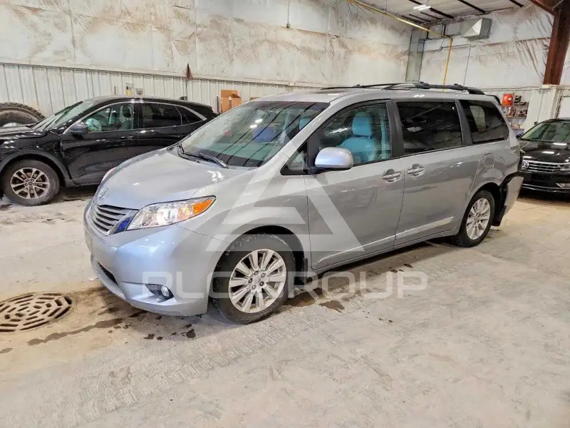 2015 Toyota SIENNA photo