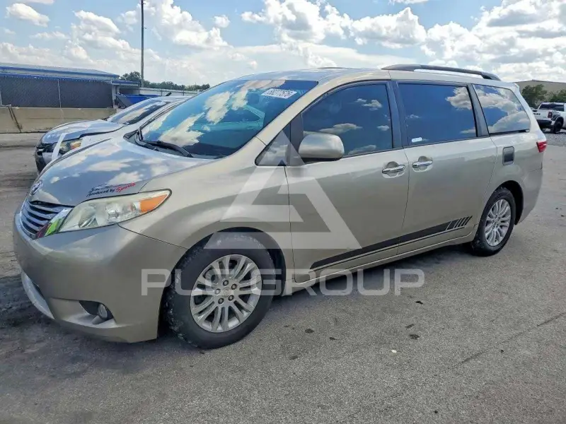 2015 Toyota SIENNA photo