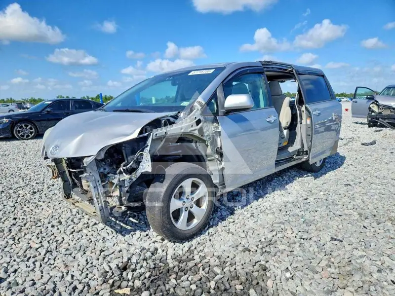 2015 Toyota SIENNA фото