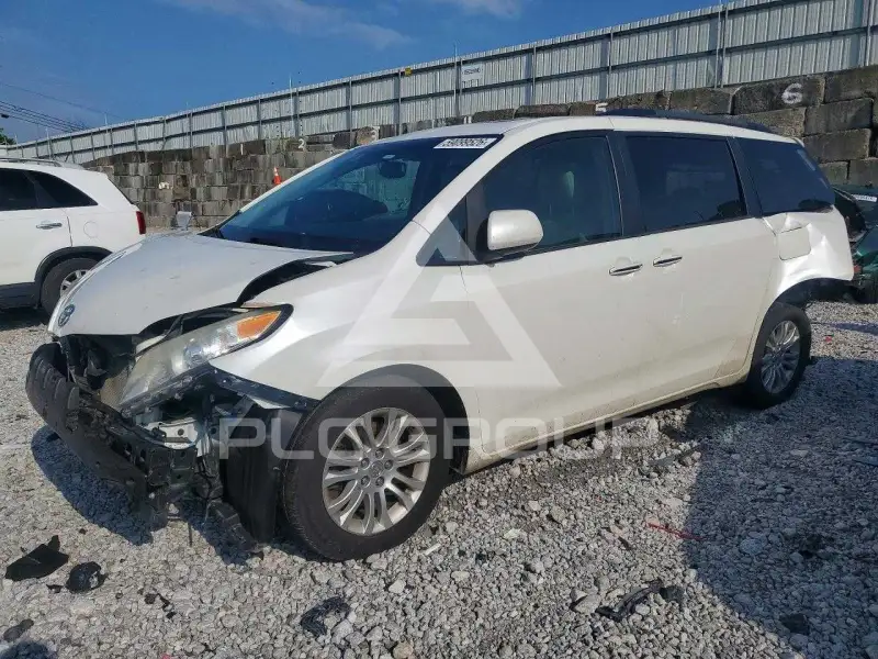 2015 Toyota SIENNA photo