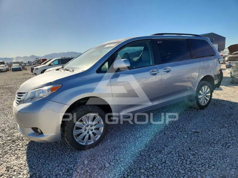 2015 Toyota SIENNA photo