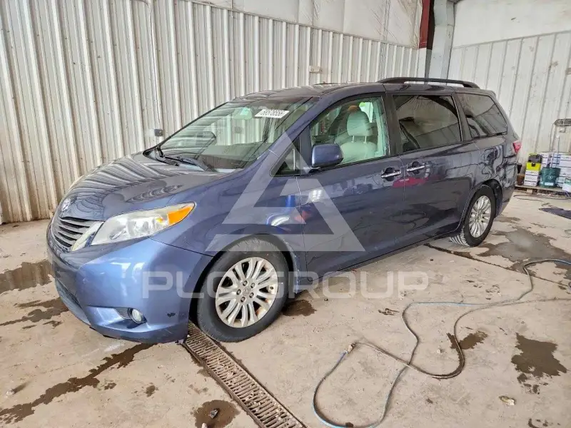 2015 Toyota SIENNA photo