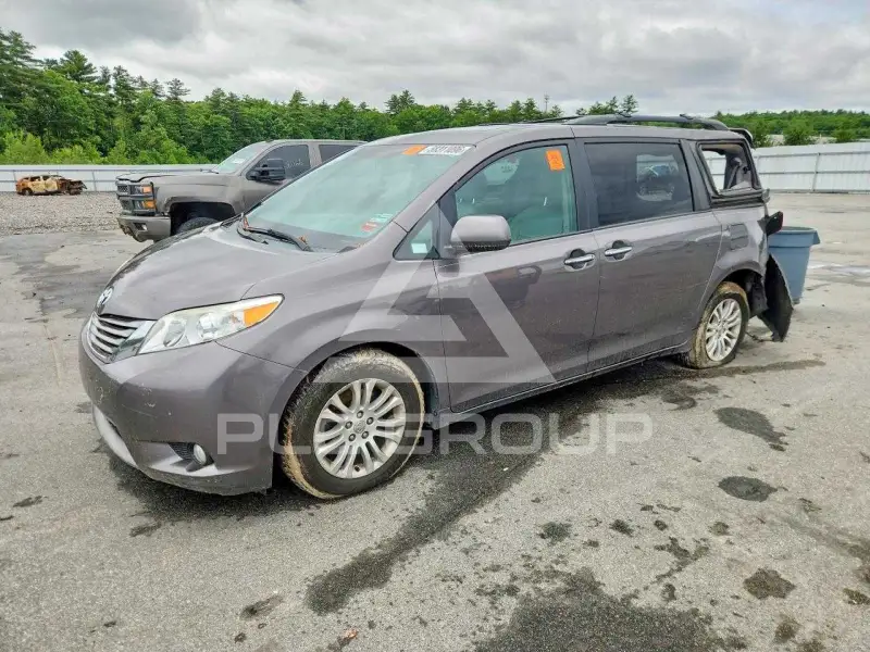 2015 Toyota SIENNA photo