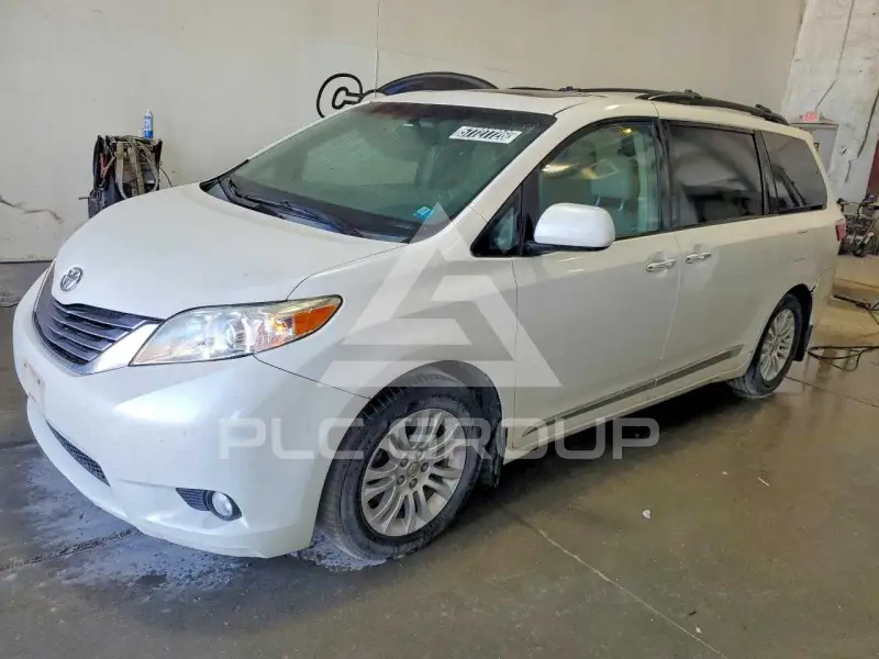2015 Toyota SIENNA photo