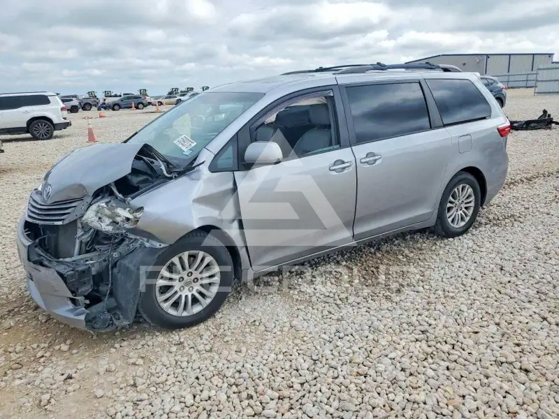 2015 Toyota SIENNA photo