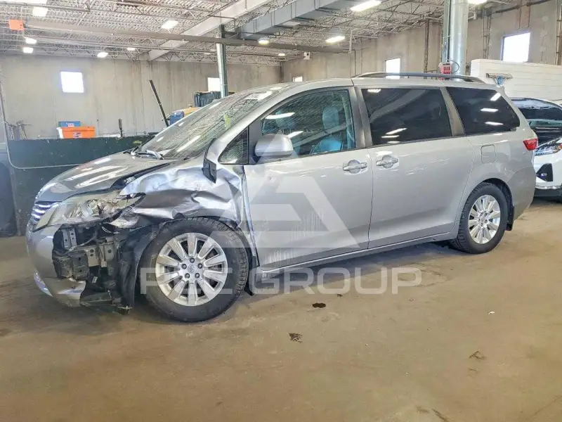 2015 Toyota SIENNA фото