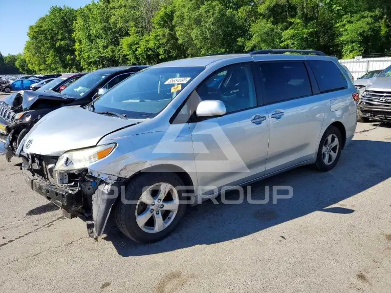 2015 Toyota SIENNA photo