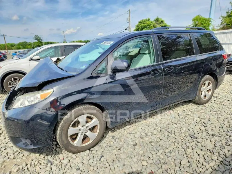 2015 Toyota SIENNA photo