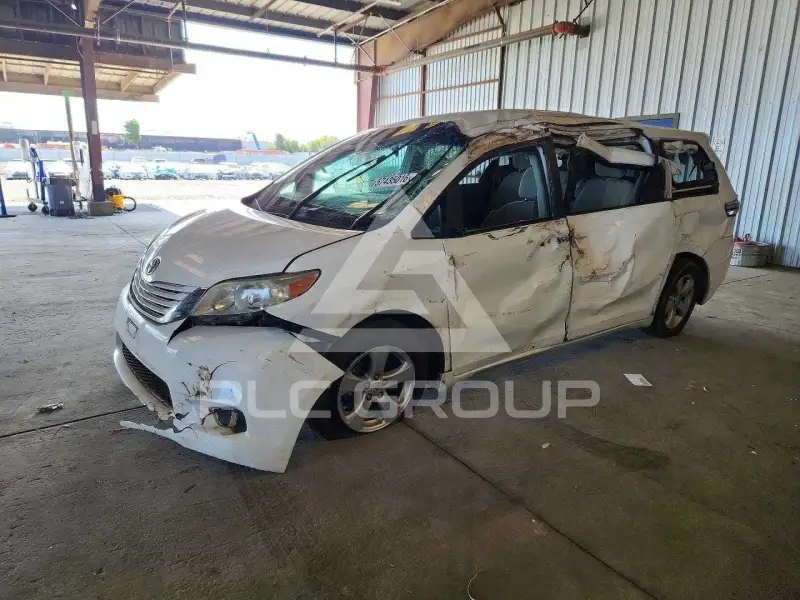 2015 Toyota SIENNA photo